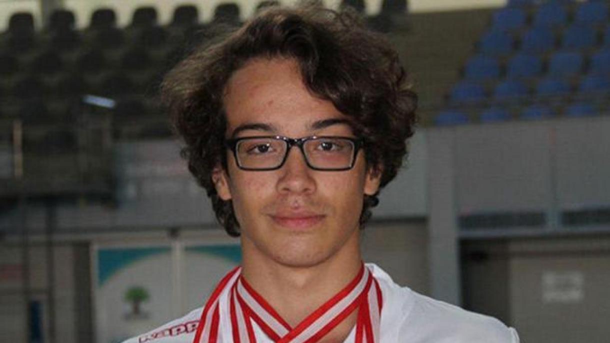 Medalha de ouro do jovem atleta turco