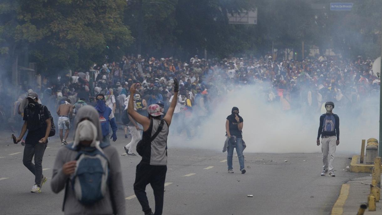 Oposição venezuelana continua nas ruas, apesar de confrontos com a polícia