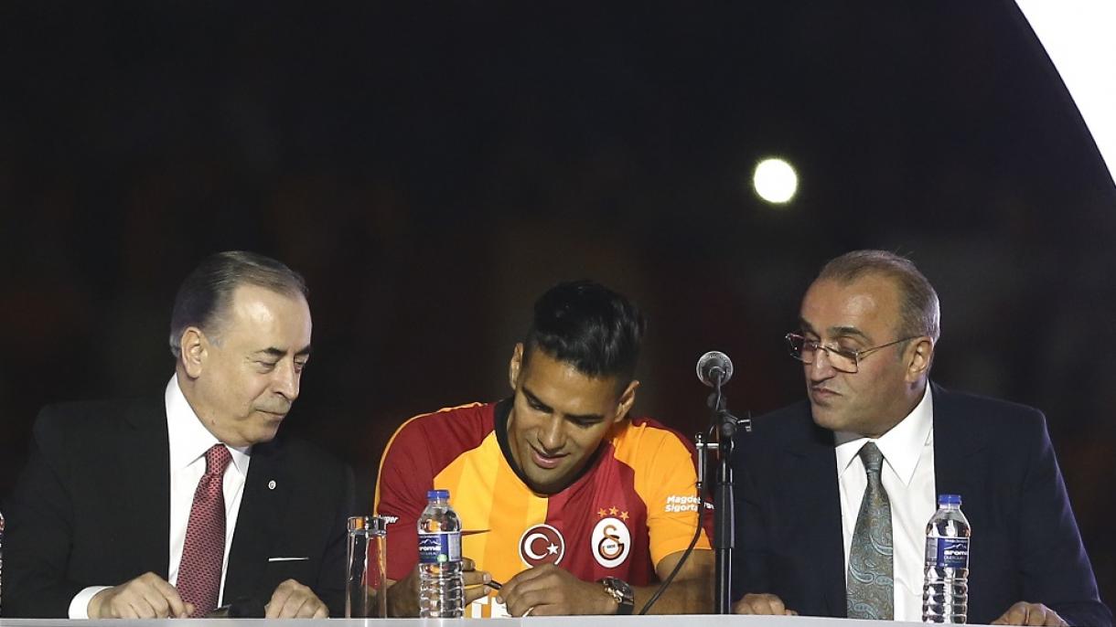 O atacante colombiano Falcao García foi apresentado aos adeptos turcos do Galatasaray