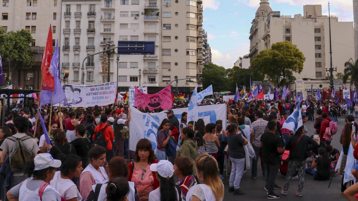 Protestan por la violencia contra las mujeres en Argentina