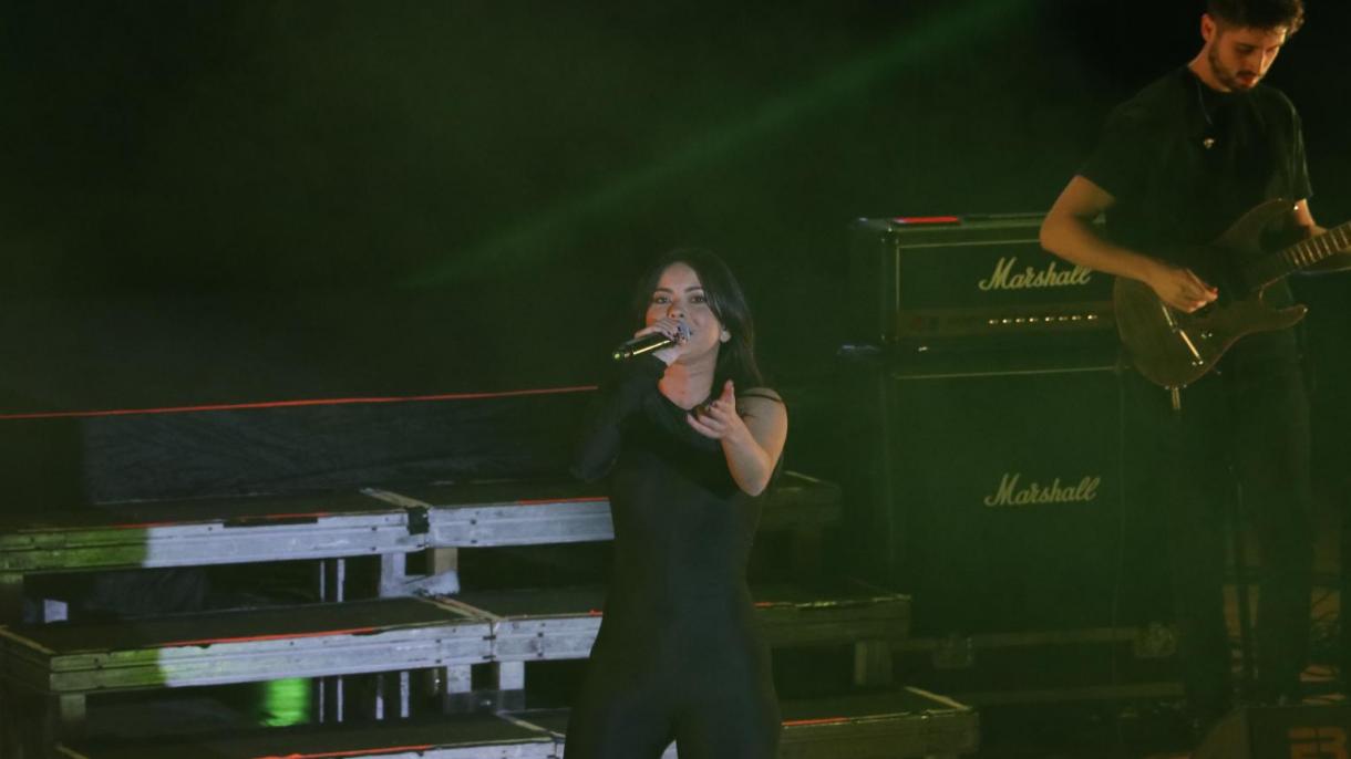 罗马尼亚歌星茵娜在开塞利举办音乐会