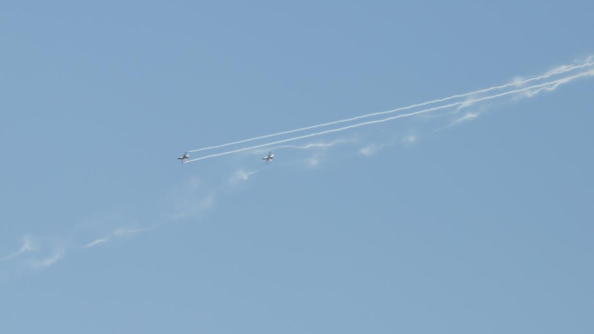 土耳其空军飞行表演队在安塔利亚进行精彩的飞行表演