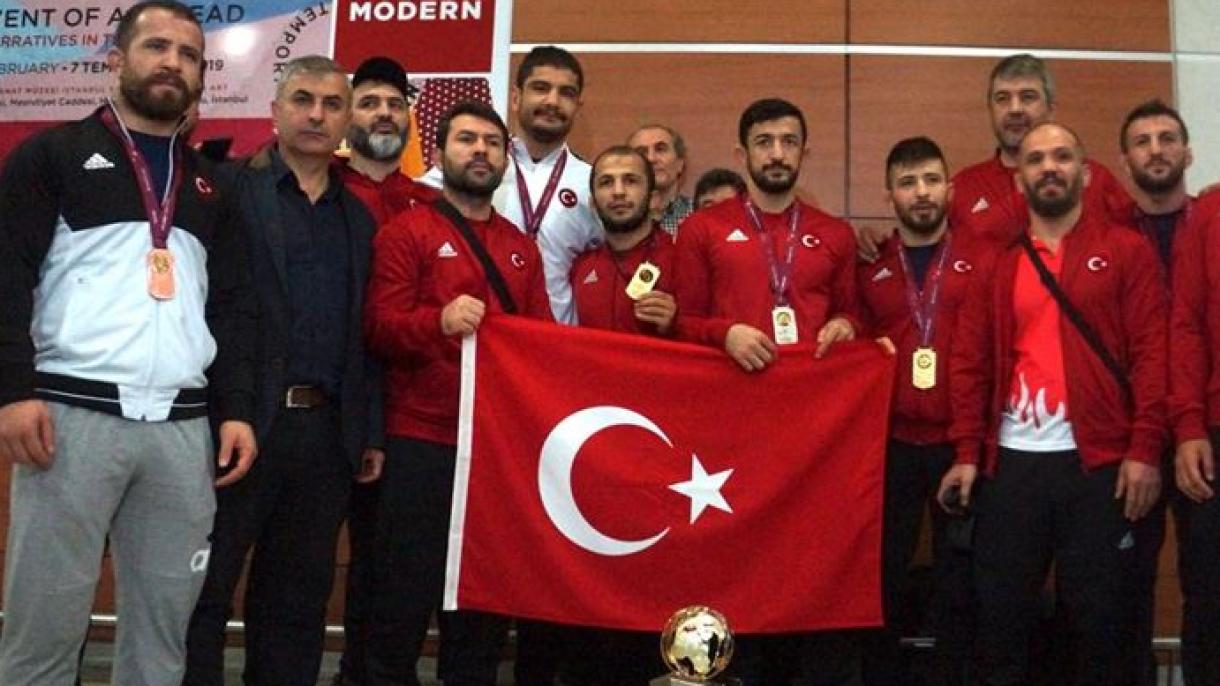 土耳其国家摔跤队凯旋伊斯坦布尔