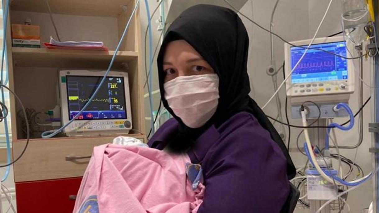 Bebê nascido por transplante de útero