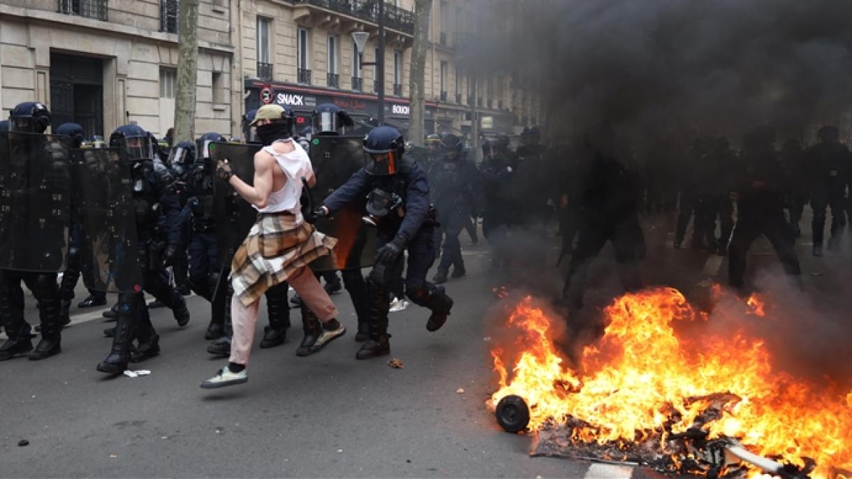法国反养老金改革示威游行中警察与抗议者间爆发冲突