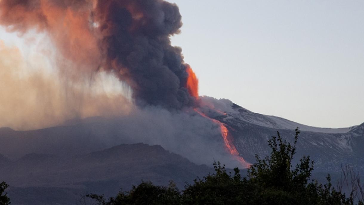 Nuova forte eruzione dell'Etna nella notte