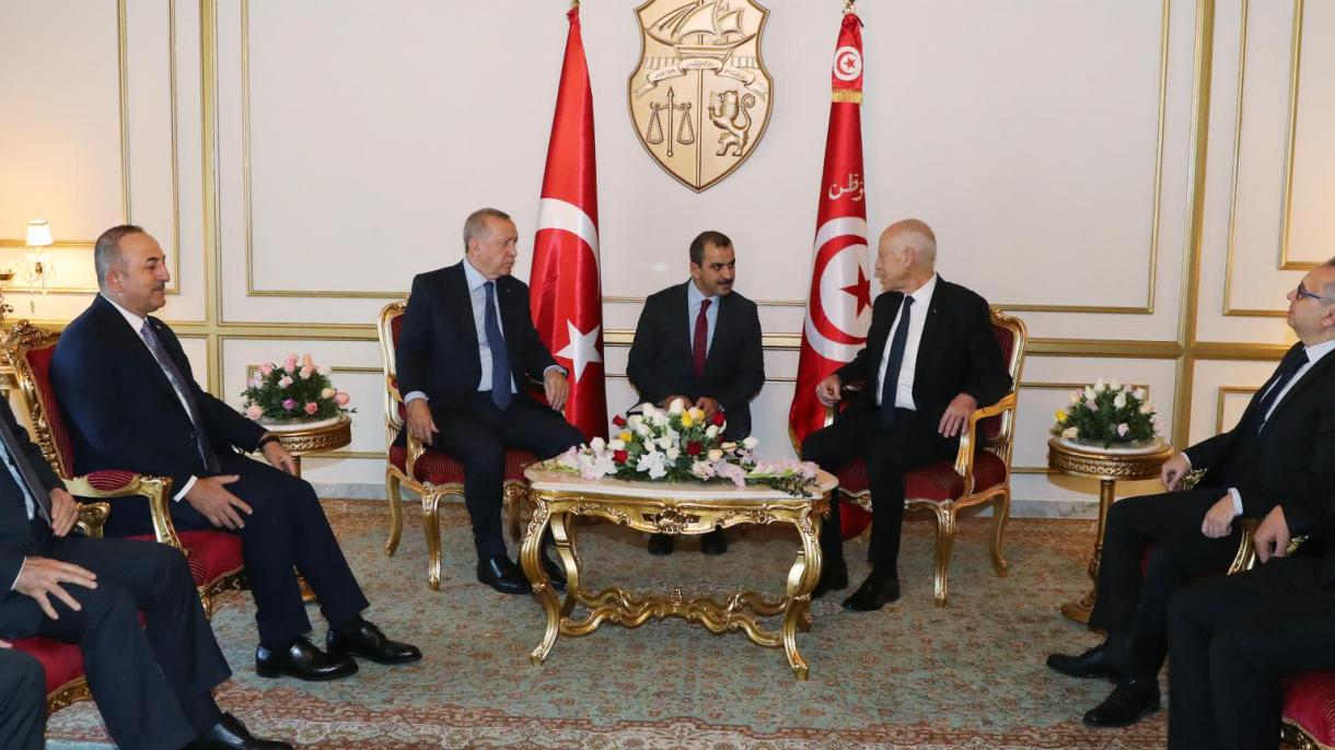 Erdogan in visita a sopresa in Tunisia