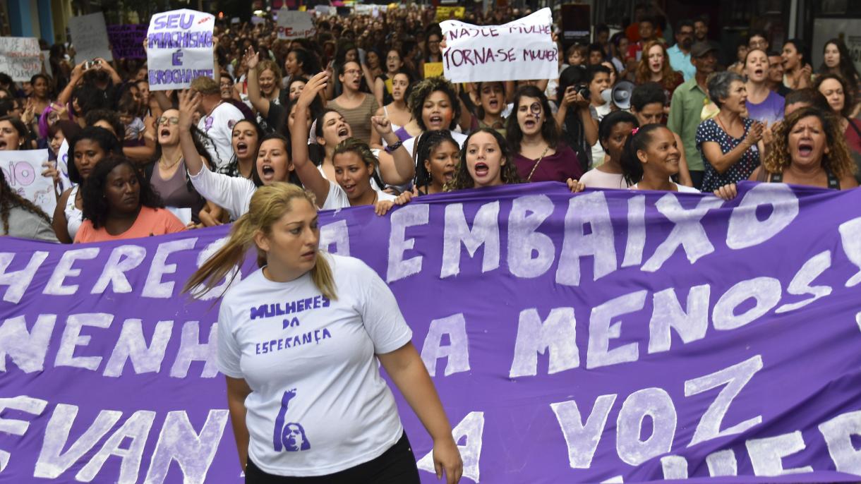 Miles de brasileñas toman las calles de una docena de ciudades en defensa de sus derechos