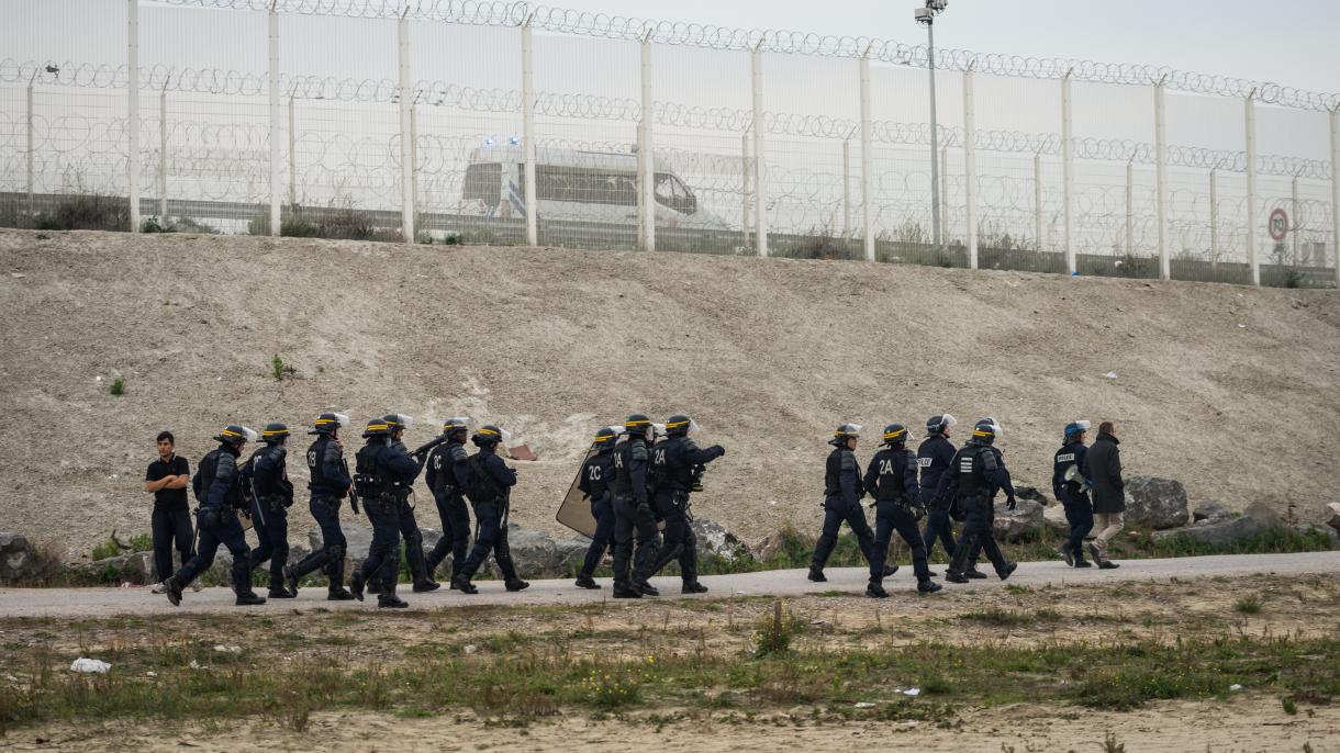 França começa o desmantelamento do acampamento de refugiados em Calais