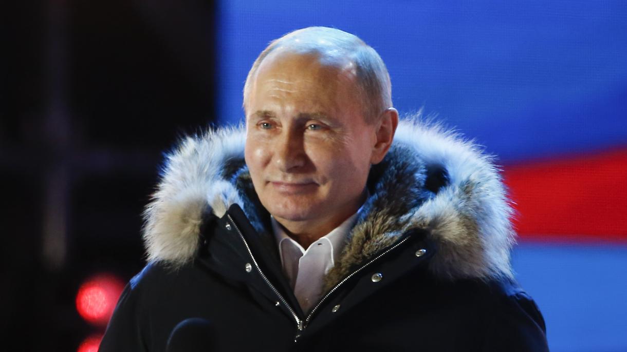 O líder russo Putin vence com 76% dos votos