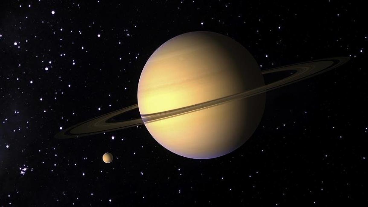 Saturnun peyklərinə fərqli rəngləri halqalarının verdiyi kəşf edildi