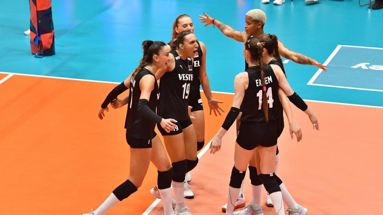2023CEV欧锦赛丨土耳其女排3比0击败阿塞拜疆队