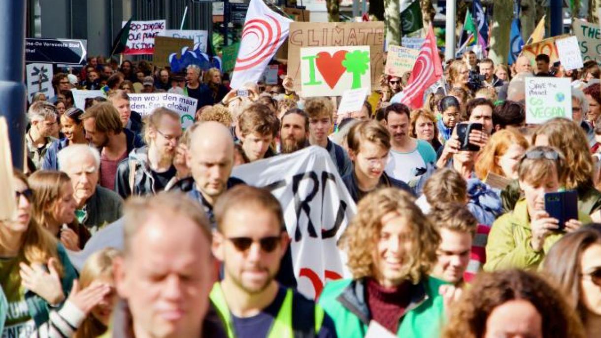 荷兰民众抗议政府的气候政策