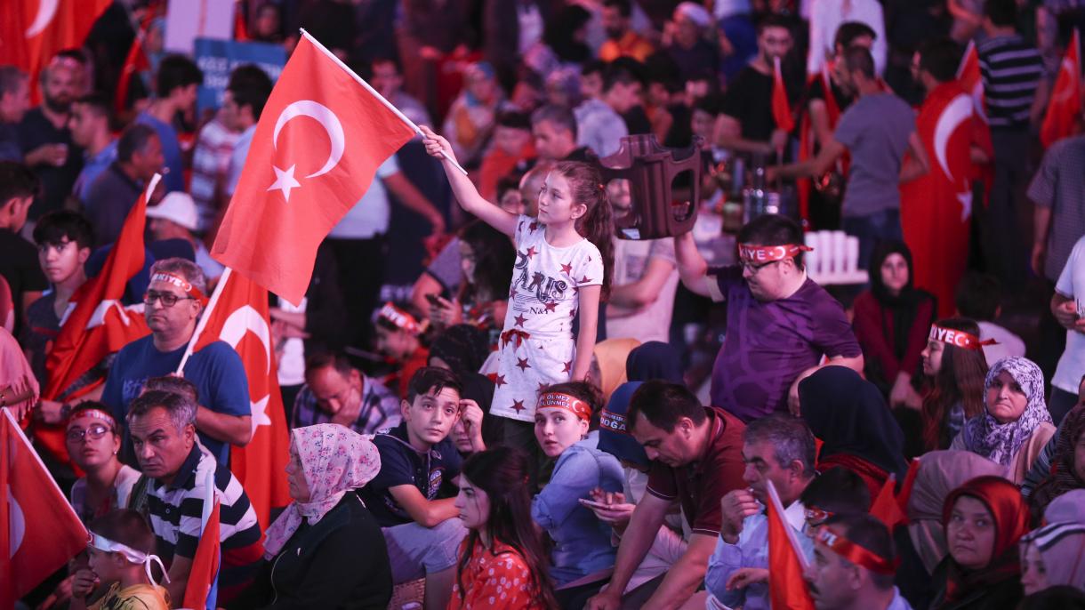 土耳其人民继续在各大广场进行民主执勤