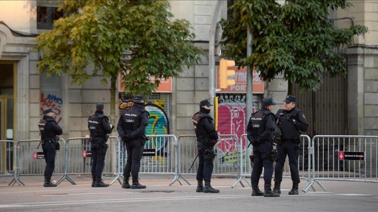 Disturbios entre la policía y un grupo que manifiestan contra el mitin del Partido Vox en Zaragoza