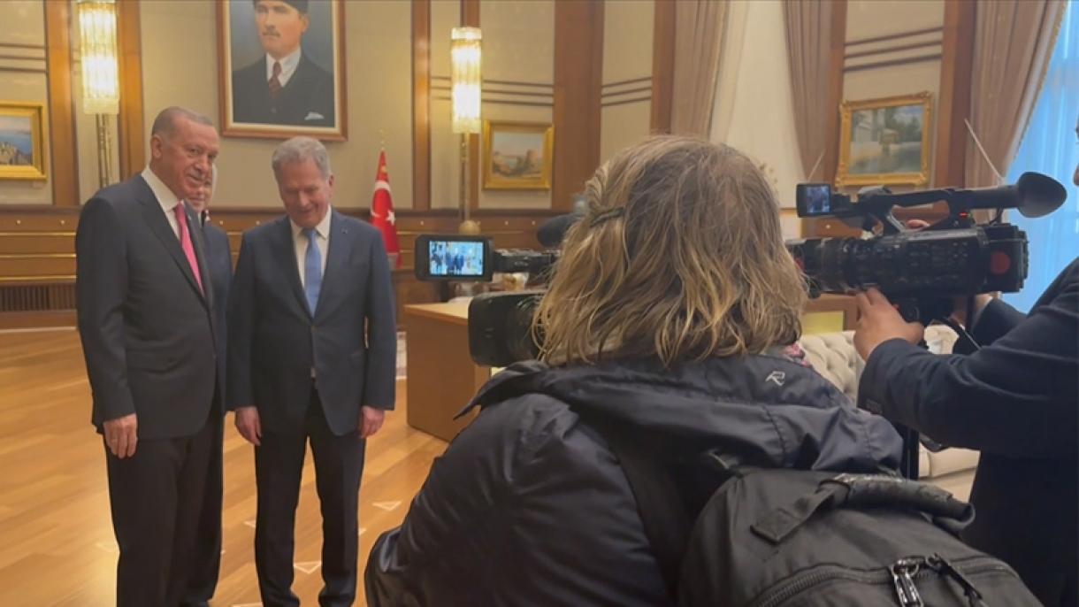 Президент Эрдоган финляндиялык журналистке бут кийим белек кылды