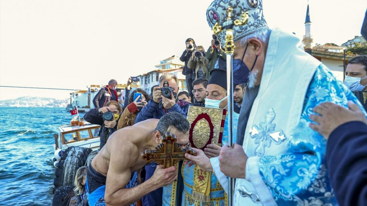 Se realizó la ceremonia de sacada de crucifijo de aguas del Cuerno de Oro en Estambul