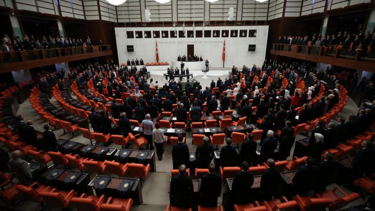 El Parlamento turco se reúne con una agenda especial