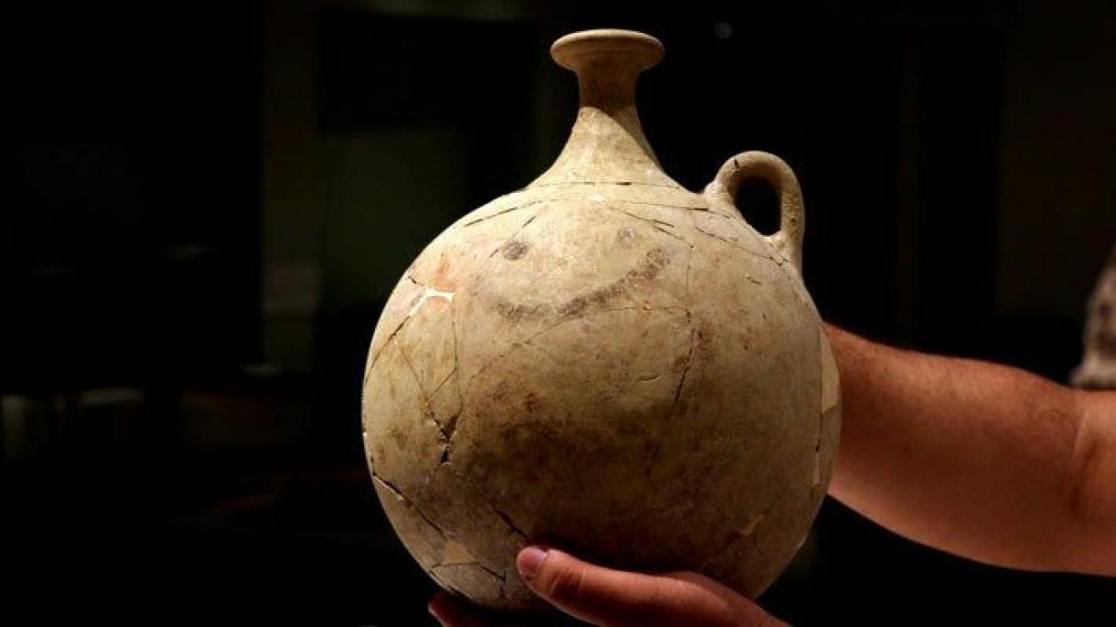 Szmájlival díszített, 3700 éves kulacsot találtak Karakamisban