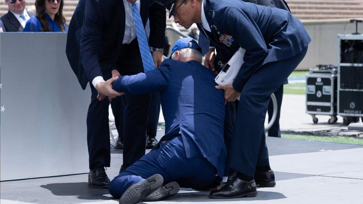 拜登在空军学院毕业典礼台上倒地