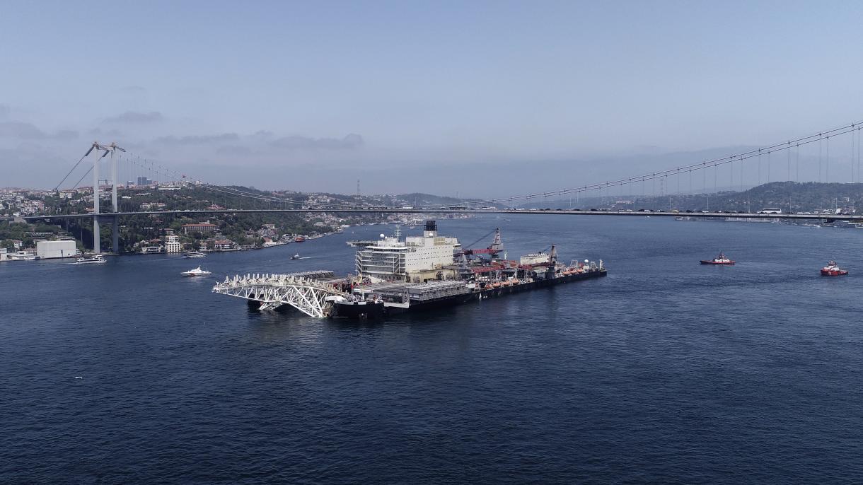 El barco de construcción más grande del mundo atraviesa el Bósforo de Estambul