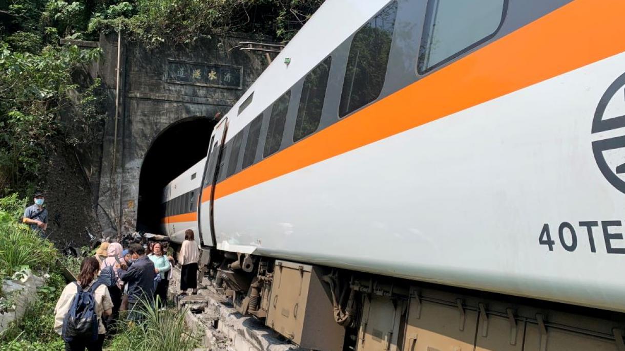 تائیوان میں ریل گاڑی پٹری سے اتر گئی،درجنوں ہلاک و زخمی
