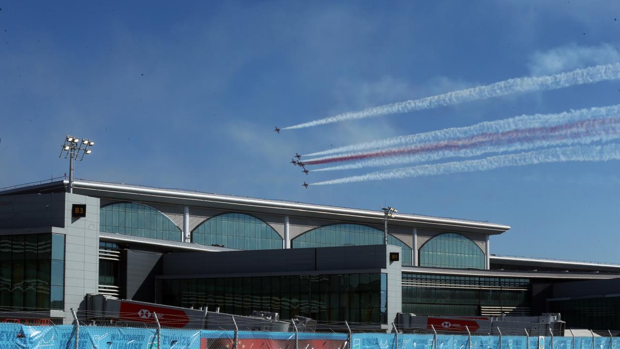 土耳其明星队在伊斯坦布尔新机场进行飞行表演