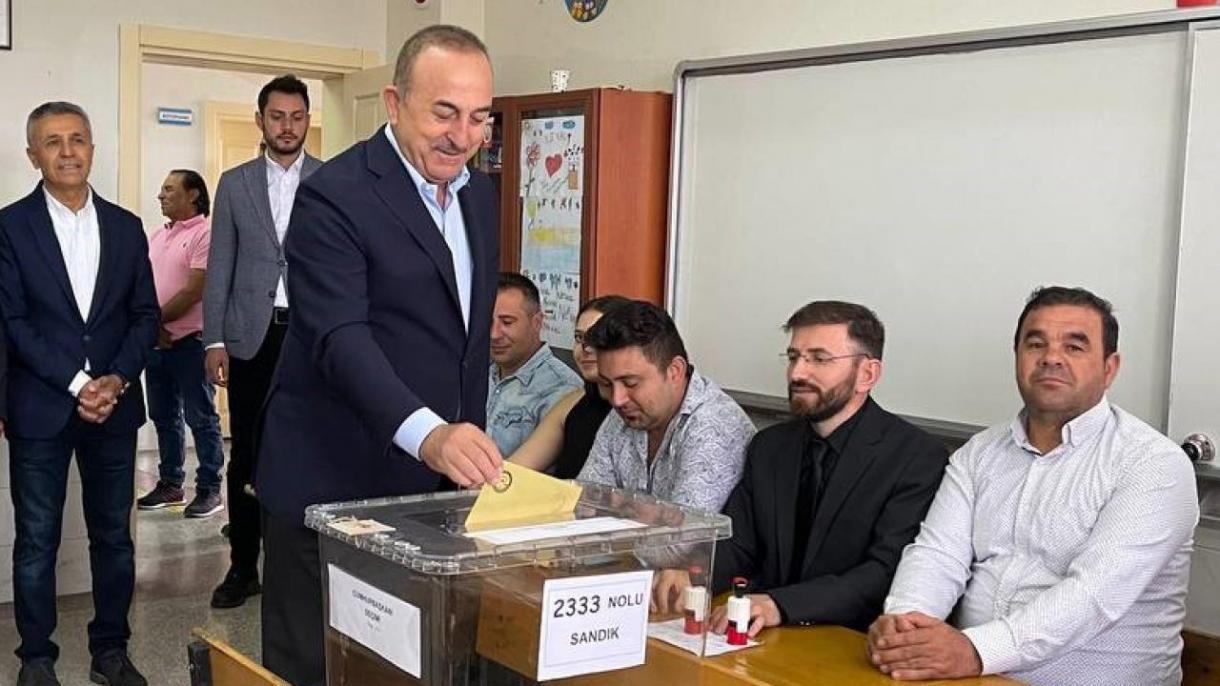 çavuşoğlu-oy kullandı2.JPG