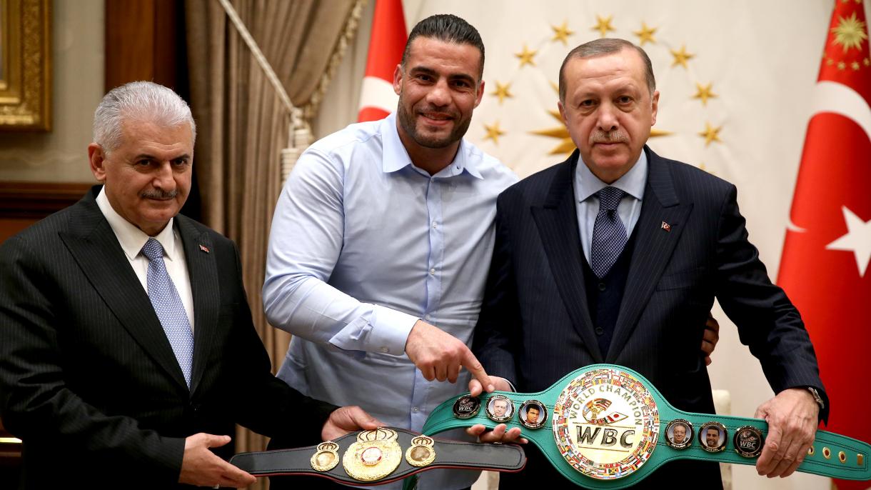 Prezident Erdogan dünýä çempiony asly siriýaly boksçy Mahmut Ömer Manuel JCharry kabul etdi