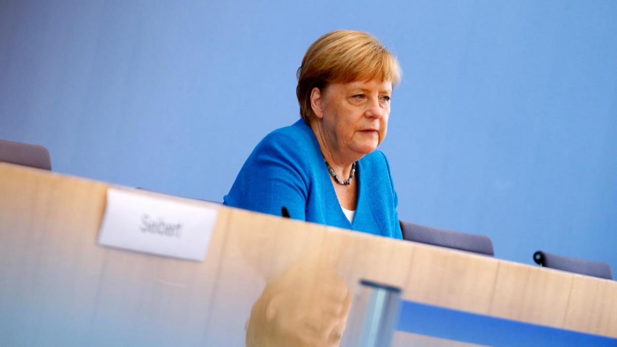 Меркель жалпы шайлоодо кат аркылуу добуш берет