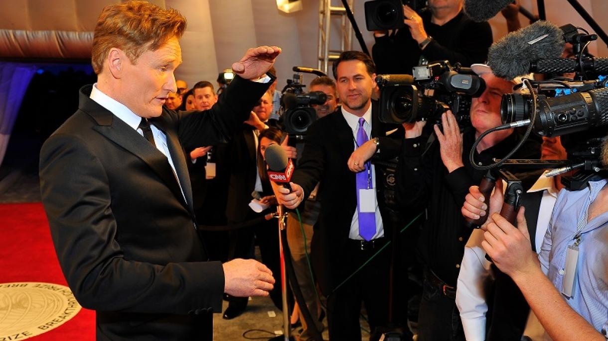Conan O'Brien elogia aporte de inmigrantes en su programa grabado en México