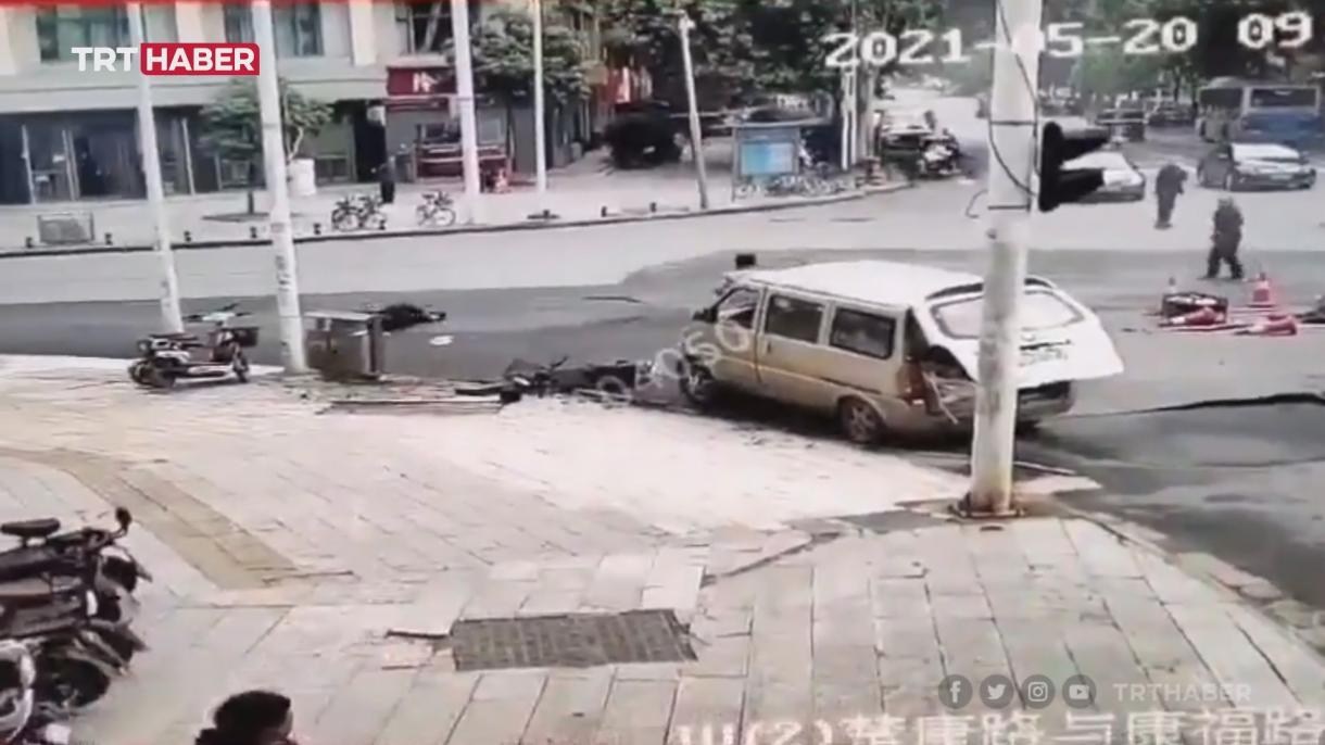 Robbanás történt szennyvízben: az út felrobbant Wuhanban