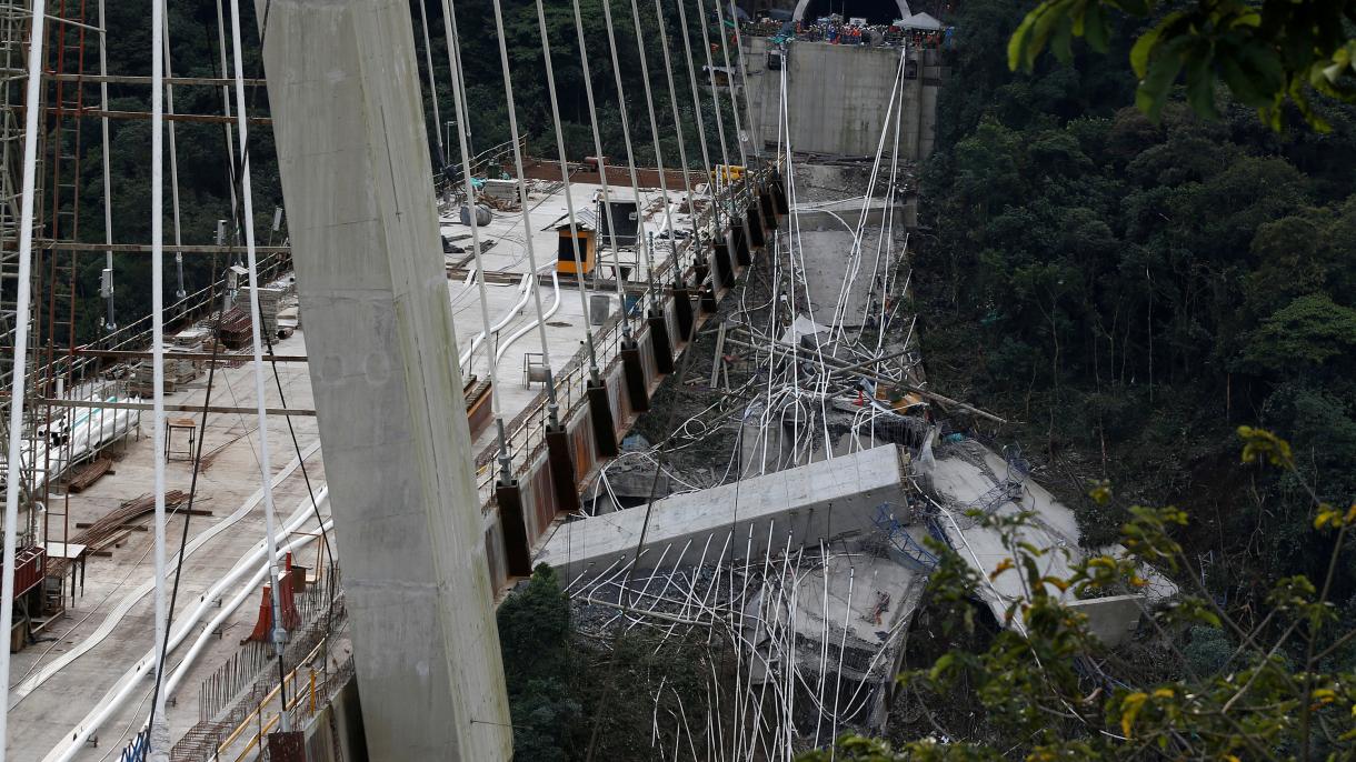 Suben a nueve las víctimas en el derribo de viaducto en construcción en Colombia