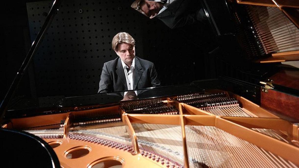 El pianista francés, Nicolas Horvath destaca la característica multicultural de Estambul