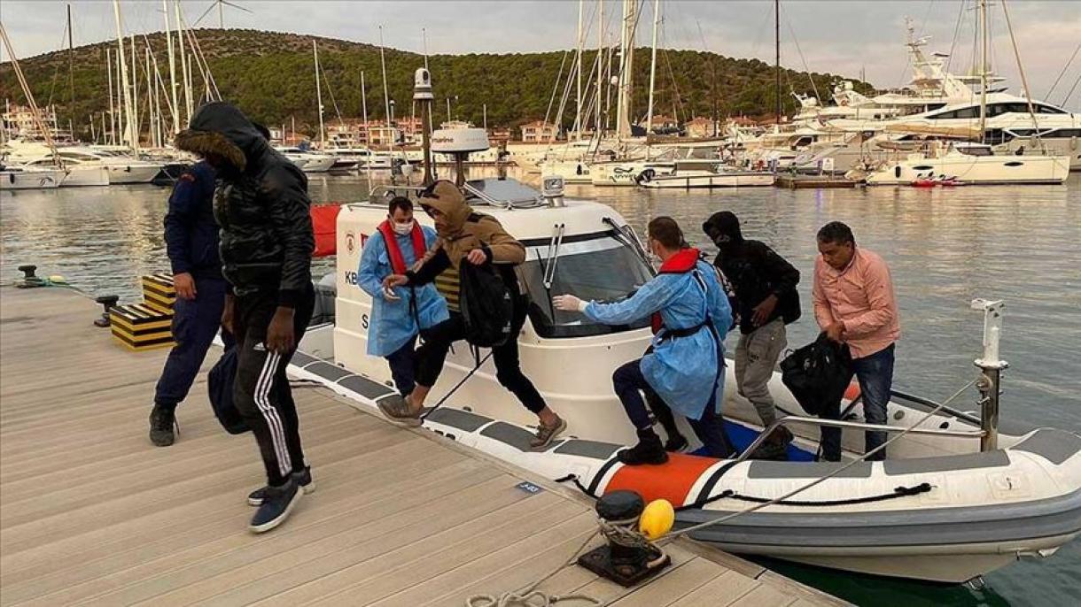 نجات 10 پناهجوی رانده شده از آبهای یونان