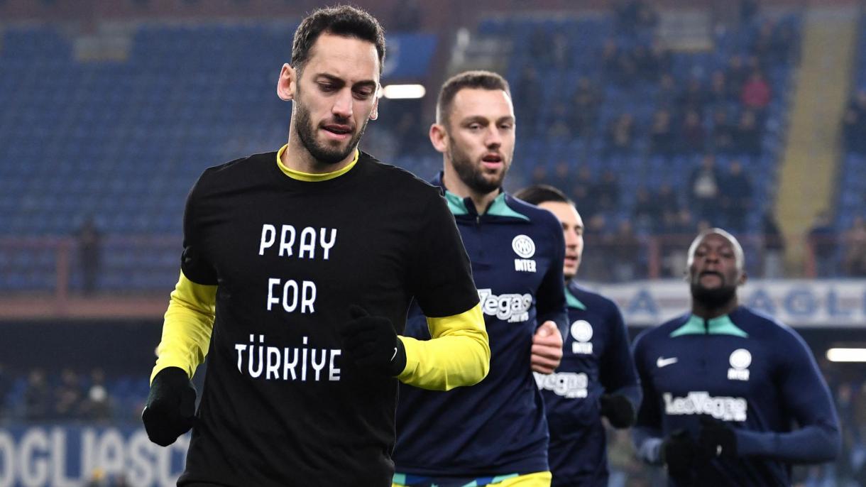意大利球迷为土耳其地震遇难者默哀