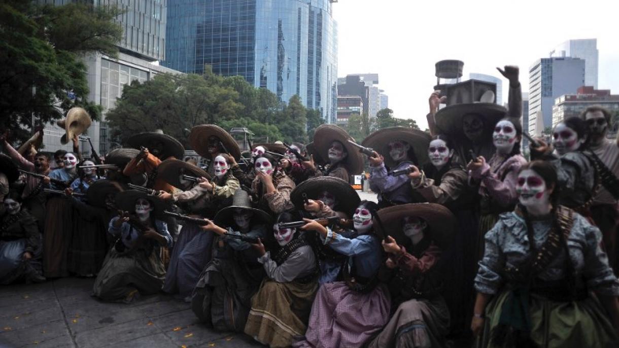 Mujeres vestidas de catrinas se juntan contra los feminicidios en México