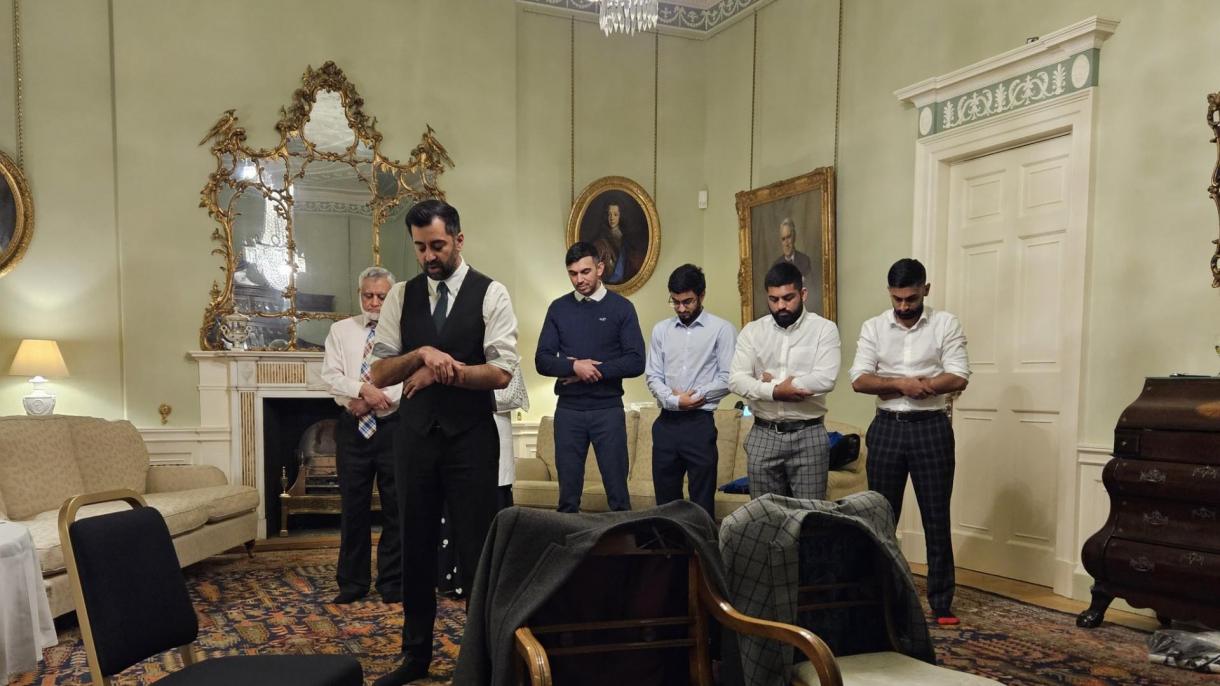 د سکاټلنډ نوي‌ مسلمان لومړي‌ وزیر د لومړي‌ وزیر په استوګنځي کې امامت وکړ