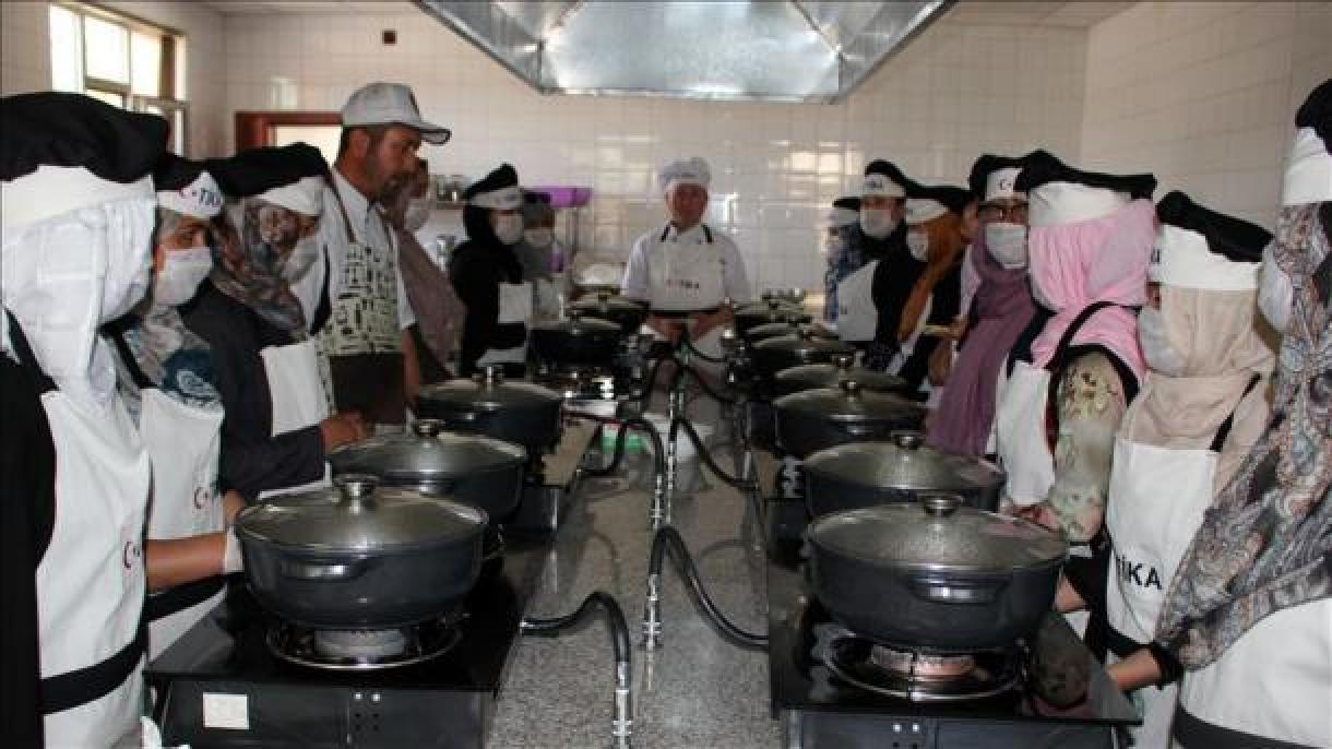برگزاری دوره‌های آموزش آشپزی برای زنان افغان از جانب تورکیه