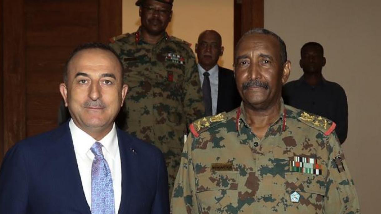 恰乌什欧陆在苏丹会见军事过渡委员会主席布尔汗