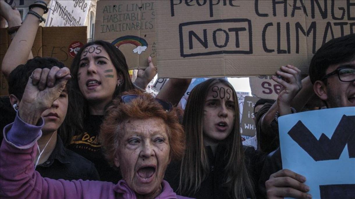 Jóvenes en Chile marchan contra el cambio climático