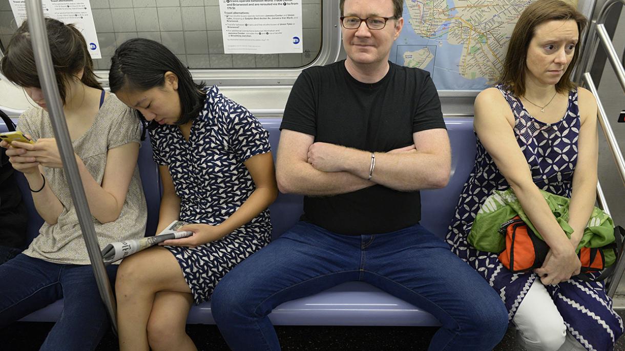 A Madrid inizia lotta contro "manspreading", maschi dovranno  viaggiare a gambe chiuse