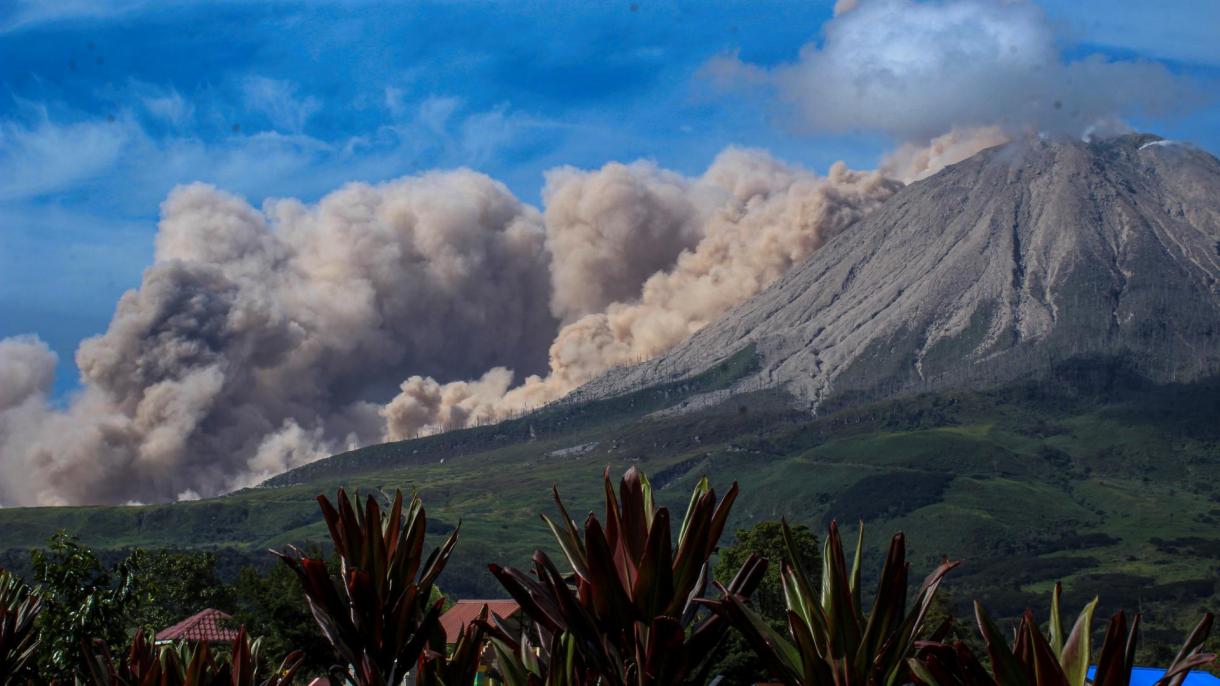 印度尼西亚锡纳朋火山喷发