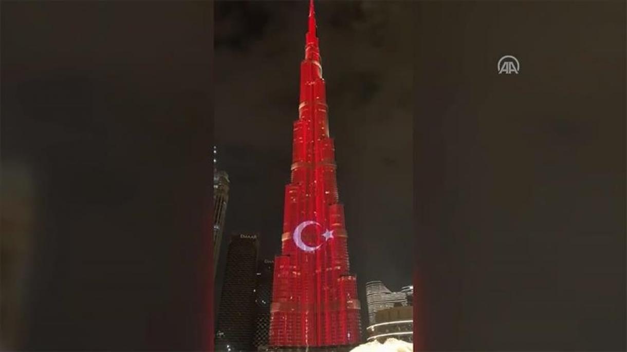 La bandiera turca proiettata sul Burj Khalifa in vista della visita del presidente Erdogan