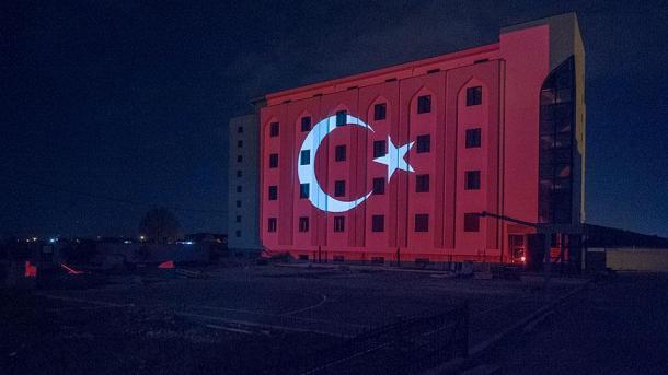 مونٹیگری میں  ترک  پرچم  کے قمقمے روشن