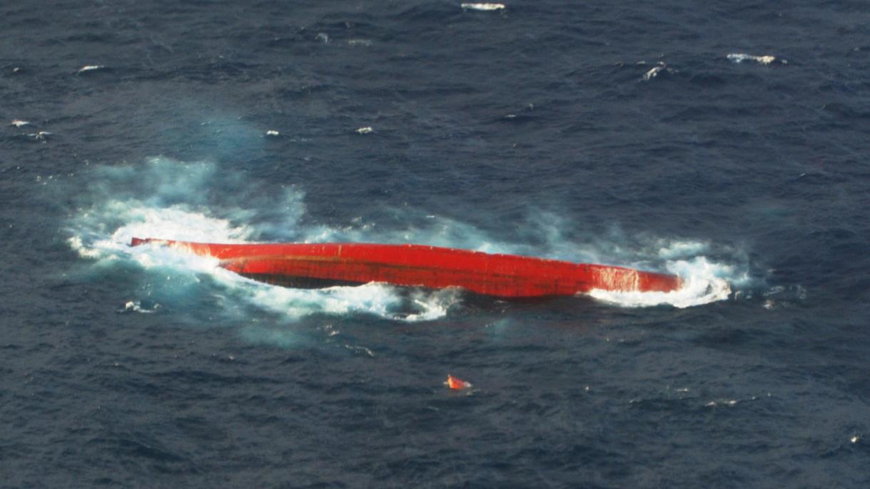 Una nave carica di carbone affonda nel Mar del Giappone