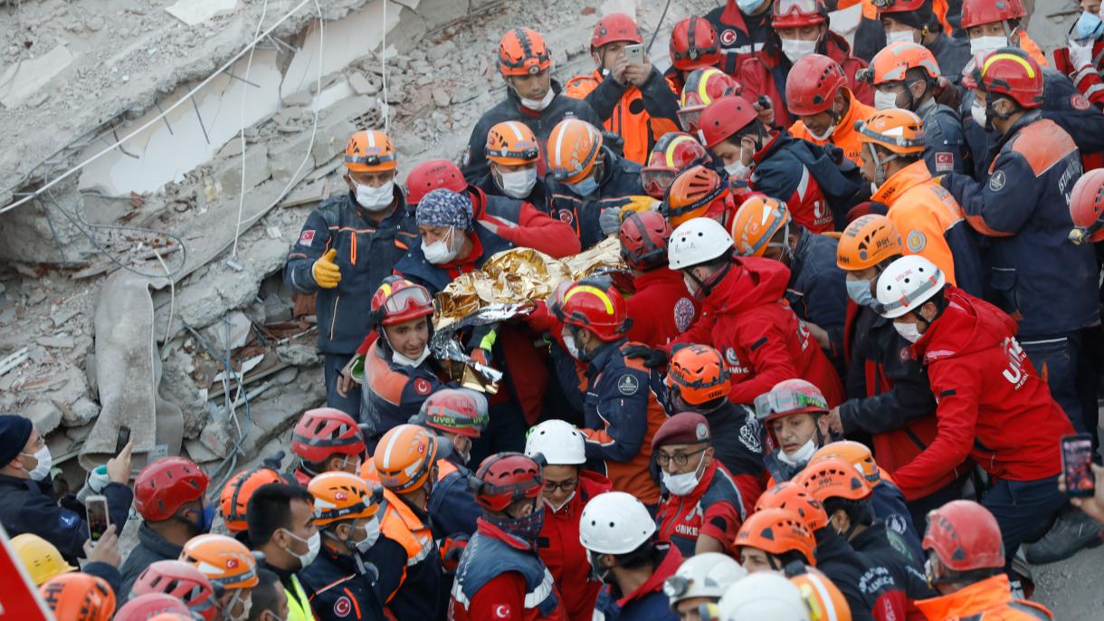 Siguen las labores de rescate en Izmir azotado por un sismo de 6.6 grados de magnitud