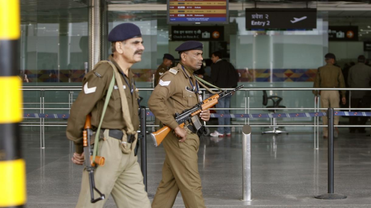 印度机场警察将少微笑