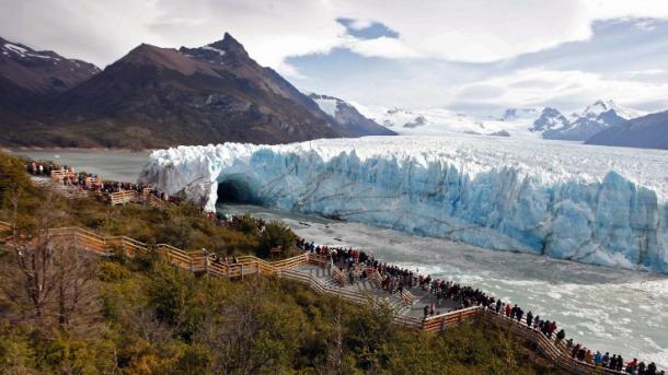 Espectacular derrumbe del característico "puente" del glaciar Perito Moreno