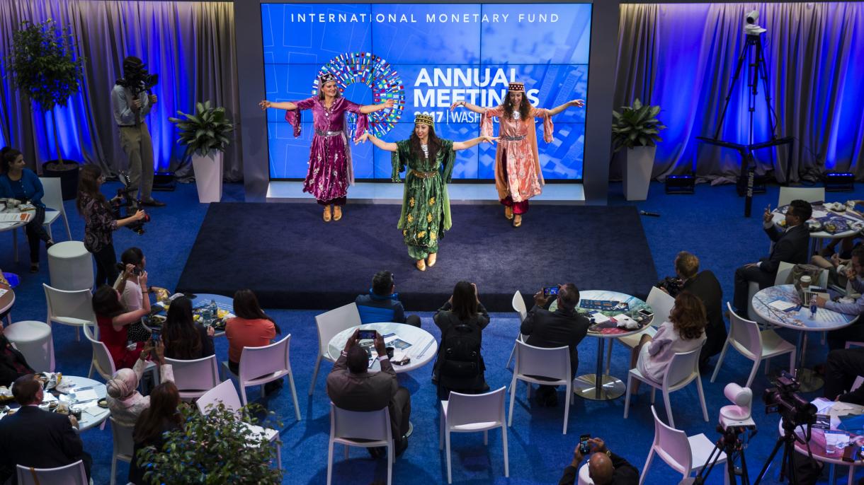 El grupo de baile Kardelen embellece la reunión anual del FMI-Banco Mundial